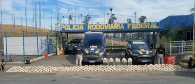 Cães da PRF apreendem mais de meia tonelada de pasta base de cocaína no RJ